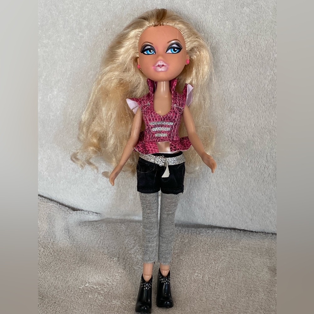 Bratz All Glammed up Cloe Doll Blonde MGA with original outfit 10”